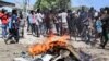 Un feu de joie est allumé dans une rue lors de la manifestation contre le président somalien Mohamed Abdullahi Mohamed à Mogadiscio, en Somalie, le 25 avril 2021.
