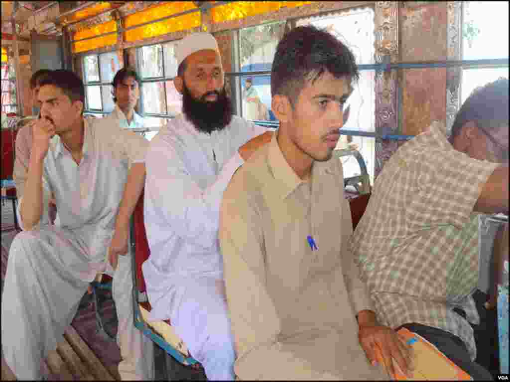 لمبے روٹس کی بسوں کے ڈرائیوروں کا کہنا ہے کہ وہ دن بھر میں چار چکر لگالیتے ہیں 