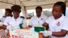 Jami’an kula da lafiyar matafiya na duba fasfo kafin su yi amfani da ma’aunin zafin jiki su yi wa Mahajjata gwajin cutar Ebola