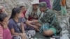 Saw Shwe Maung, petugas medis "Karen National Liberation Army" memeriksa kesehatan warga etnis Karen. 