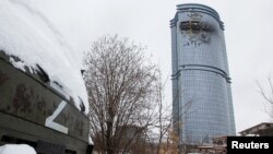 Sebuah gedung hunian yang rusak setelah serangan drone yang diduga berasal dari Ukraina, di Kota Kazan, Rusia, Sabtu, 21 Desember 2024. (Foto: Stringer/Reuters)
