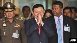 อดีตนายกฯ ทักษิณ ชินวัตร ยกมือสวัสดีทักทายกลุ่มผู้สนับสนุน หลังกลับมายังประเทศไทย ด้วยเครื่องบินส่วนตัวที่สนามบินดอนเมือง วันที่ 22 ส.ค. 2023