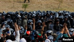 People attend a protest march called by the ousted Pakistani PM Khan in Islamabad. Supporters of the Pakistan Tehreek-e-Insaf (PTI) political party chant slogans during a protest march called by ousted Prime Minister Imran Khan, in Islamabad, Pakistan May