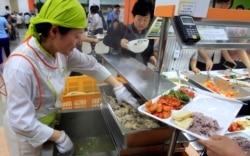 Seorang koki bersiap menyajikan semangkuk sup ayam di restoran lokal di Seoul, Korea Selatan, 11 Juli 2011. (Foto: dok). Restoran yang menyajikan daging anjing semakin tidak populer di Korea Selatan.