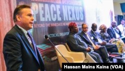 Jakadan Amurkaa Najeriya Mr. Stuart Symington a yayin da yake bayyana gudunmuwar Dala miliyan $102 da Amurka ta baiwa Najeriya