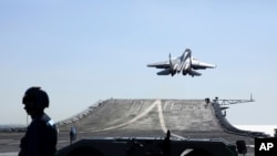 ILUSTRASI - Jet tempur J-15 dari kapal induk Liaoning Angkatan Laut China lepas landas untuk latihan tempur di perairan terbuka yang meliputi Laut Kuning, Laut Timur, dan Pasifik Barat. (Xinhua via AFP)