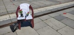 "Sahrana" Ustava Kosova na protestu u Prištini, 3. jun 2020. (Foto: VOA)