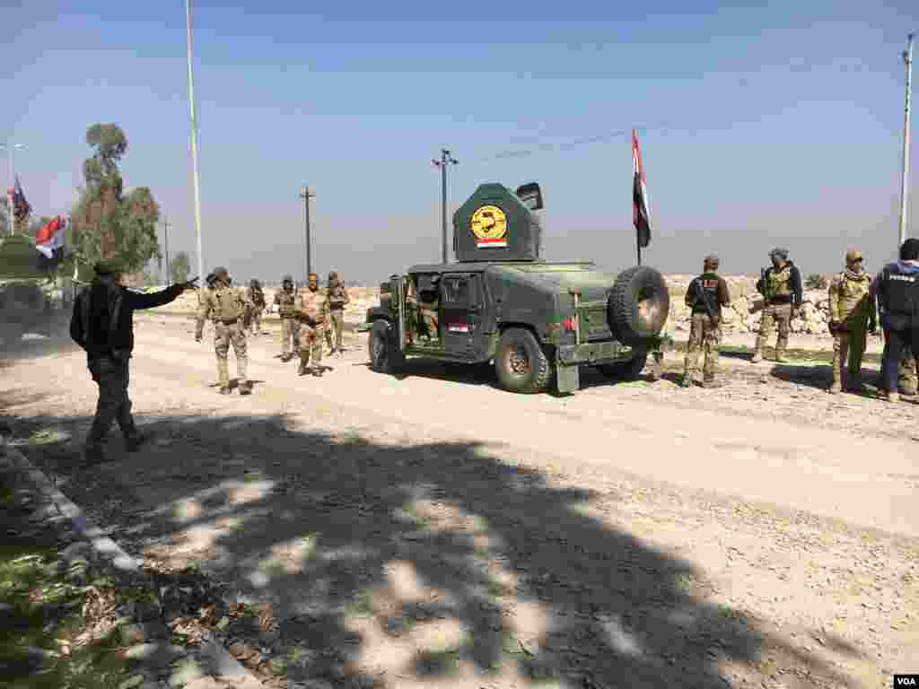 Dakarun kasar Iraqi sun iso a filin daga don yakar 'yan kungiyar ISIS da suka mamaye filin jirgin saman Mosul, Iraqi, ranar 23 ga watan Fabrairu, 2017. (K. Omar/VOA)