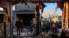 Njerëzit inspektojnë rrënojat e një ndërtese të bombarduar nga Izraeli në qytetin jugor Rafah, në Rripin e Gazës më 11 shkurt, 2024/AFP