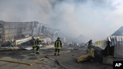 АРХИВА - Пожарникарите го изгаснаа пожарот по рускиот напад со дрон кој погоди магацини во Одеса, Украина, 11 март 2025 година.