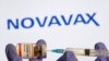Foto ilustrasi menunjukkan botol kecil yang berlabel vaksin COVID-19 dan jarum suntik yang berada di depan logo Novavax. Foto diambil pada 30 Oktober 2020. (Foto: Reuters/Dado Ruvic)