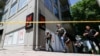 Policija ispred zgrade u Atlanti gdje se dogodila pucnjava (Foto: AP/Alex Slitz)