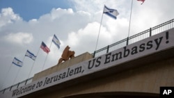 Napis na mostu na putu koji vodi ka Ambasadi SAD, pre zvaničnog otvaranja u Jerusalimu, 13. maja 2018. 