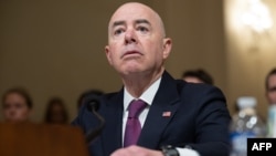 Menteri Keamanan Dalam Negeri Alejandro Mayorkas bersaksi di hadapan anggota Senat AS dalam sebuah rapat di Gedung Capitol, di Washington, DC, pada 15 November 2023. (Foto: AFP/Saul Loeb)