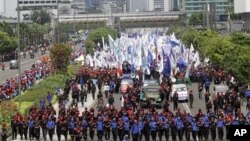 Para pekerja turun ke jalan-jalan protokol di Jakarta untuk menandai hari Buruh (May Day), 1 Mei 2012. Ribuan pekerja menyerukan peningkatan upah minimun buruh dan menolak tenaga kerja dari luar (outsourcing).