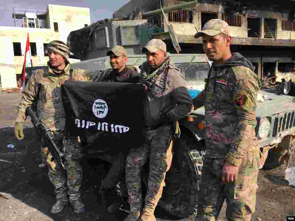 Sojojin gwamnatin Iraqi suna rike da tutar mayakan ISIS sun juya ta sama da kasa, Janairu 13, 2017 