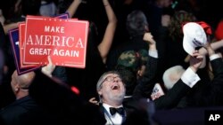 Para pendukung kandidat presiden AS dari Partai Republik Donald Trump bersorak atas kemenangannya dalam acara di New York (9/11). (AP/John Locher)