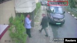 جمال خاشقجی، روزنامۀ نگار عربستان سعودی، حین ورود به داخل قونسلگری عربستان سعودی در استابول ترکیه