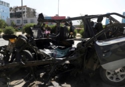 Personel keamanan Afghanistan memeriksa lokasi ledakan bom di Kabul, Afghanistan, Kamis, 3 Juni 2021. (AP)