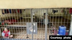 Kondisi puluhan laki-laki yang ditemukan di dalam kerangkeng di belakang rumah Bupati Langkat Terbit Rencana Perangin Angin hari Senin (24/1). (Courtesy: Migrant Care)