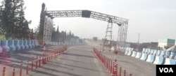 This Kurdish security checkpoint sits between Amuda and Qamishli, Nov. 26, 2015. (S. Kajjo/VOA)