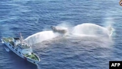 Kapal Penjaga Pantai china (kiri dan kanan) mengerahkan meriam air ke kapal sipil sewaan militer Filipina Unaizah 4 Mei (C ) di dekat Second Thomas Shoal di Laut Cina Selatan yang disengketakan, 5 Maret 2024. (Handout / Penjaga Pantai Filipina (PCG)/AFP)