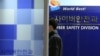 한국 경찰청 사이버 안전과에 경찰관계자가 들어가고 있다. (자료사진)