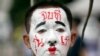 Seorang demonstran pro-demokrasi dengan cat wajah bertuliskan 'Akhiri dengan generasi kita' saat melakukan protes di Universitas Thammasat di Pathum Thani, utara Bangkok, Thailand, Senin, 10 Agustus 2020. (Foto: AP)