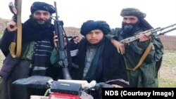 امنیت ملی با نشر این تصویر، نفر وسطی را قاری شفیع معرفی کرده است