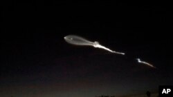 Ракета SpaceX Falcon 9, сфотографована з Пасадіни, штат Каліфорнія, приблизно за 240 кілометрів на схід від місця запуску, 22 грудня 2017 року.