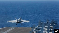Jet tempur F/A-18E Super Hornet lepas landas dari geladak kapal induk USS Abraham Lincoln, 3 Mei 2019. 