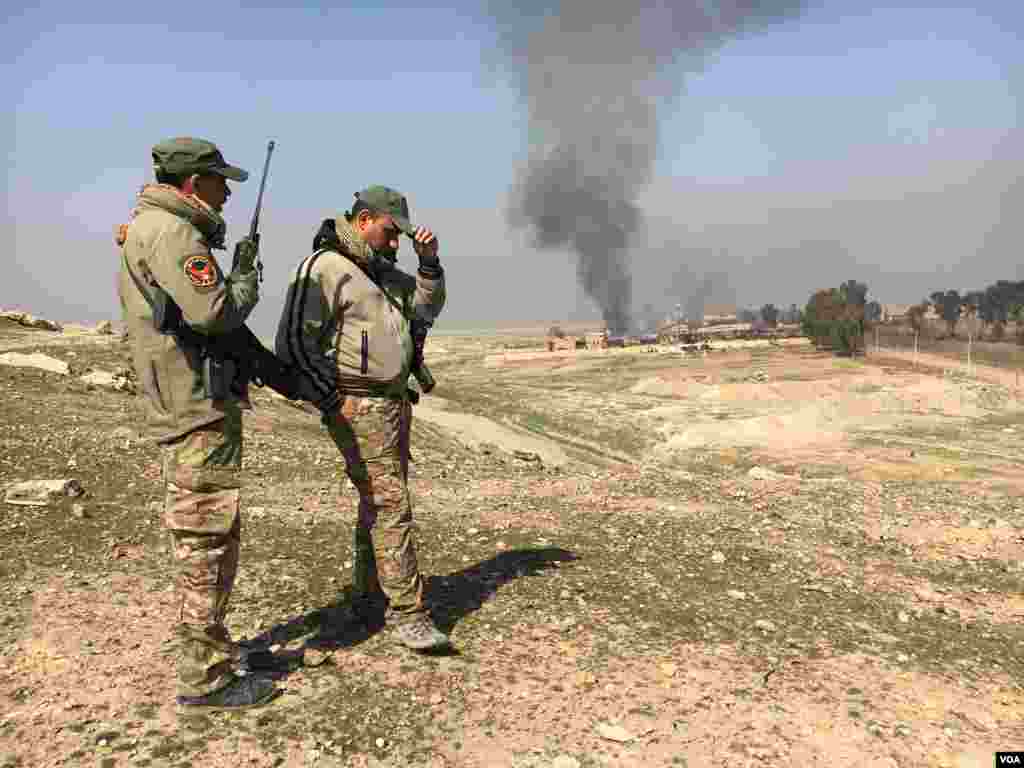Dakarun kasar Iraqi sun isa filin daga don yakar 'yan kungiyar ISIS da suka mamaye filin jirgin saman Mosul, Iraqi, ranar 23 ga watan Fabrairu, 2017. (K. Omar/VOA)