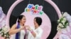 คู่รัก LGBTQ+ โพสท่าถ่ายรูปหลังจากได้รับทะเบียนสมรสอย่างเป็นทางการ ในขณะที่ร่างพระราชบัญญัติความเท่าเทียมในการแต่งงานของประเทศไทยมีผลบังคับใช้ ในกรุงเทพฯ 23 ม.ค. 2025 (Reuters)