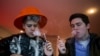 Para pelanggan mengepulkan uap dari rokok elektronik di Henley Vaporium di New York City (foto: REUTERS/Mike Segar)