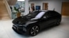 Model mobil NIO ET7 dipresentasikan di NIO House, ruang pamer produsen kendaraan listrik pintar premium China NIO Inc. di Berlin, Jerman, 17 Agustus 2023. (Foto: REUTERS/Annegret Hilse)