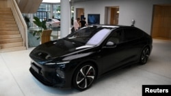 Model mobil NIO ET7 dipresentasikan di NIO House, ruang pamer produsen kendaraan listrik pintar premium China NIO Inc. di Berlin, Jerman, 17 Agustus 2023. (Foto: REUTERS/Annegret Hilse)