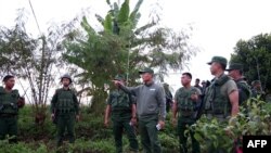Kokang Information Network က ထုတ်တဲ့ MNDAA ဗိုလ်ချုပ်ကြီး Peng Deqi (ဗဟို-ယာ) က လားရှိုးမြို့နားက စစ်ဆင်ရေးတွေမှာ ညွန်ကြားချက်ပေးနေစဥ်။ (အောက်တိုဘာ ၂၇၊ ၂၀၂၃)