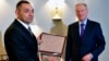 ARHIVA - Aleksandar Vulin, budući potpredsednik Vlade Srbije u društvu Nikolaja Patruševa - sekretara Saveta bezbednosti Rusije (Serbian Interior Ministry Press Service via AP)