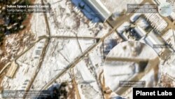 북한 동창리 서해위성발사장 인근에서 지난해 12월 18일 포착된 2대의 이동식발사차량(TEL). 2대 모두 하얀색 발사체를 탑재했다. 자료=제임스마틴 비확산센터 / Planet Labs