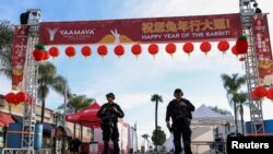 Petugas kepolisian berjaga di area di dekat lokasi penembakan massal yang terjadi saat perayaan Tahun Baru Imlek di Monterey Park, California, pada 22 Januari 2023. (Foto: Reuters/Mike Blake)