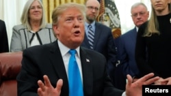 Presiden AS, Donald Trump, berbicara dalam upacara penandatanganan “Pedoman Kebijakan Antariksa 4,” untuk membangun Angkatan Antariksa sebagai abang ke-enam Angkatan Bersenjata, di Oval Office, Gedung Putih. Washington, D.C., 19 Februari 2019 (foto: Reuters/Jim Young)