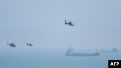 Helikopter militer China terbang di atas pulau Pingtan, salah satu lokasi China daratan yang terdekat dengan Taiwan, di provinsi Fujian pada 4 Agustus 2022, sebelum latihan militer besar-besaran di sekitar Taiwan setelah kunjungan Ketua DPR AS Nancy Pelosi's visit ke Taiwan.