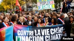 Žan-Lik Melanšon, lider levičarske opozicione partije Nepokorena Francuska i lideri Nove ekološke i socijalne narodne unije, učestvuju u protestima u Parizu, 16. oktobra 2022.