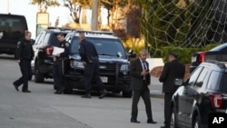 Para penyelidik dari kepolisian melakukan olah TKP di luar rumah Paul Pelosi, suami Ketua DPR AS Nancy Pelosi di San Francisco. Jumat, 28 Oktober 2022. Paul Pelosi diserang oleh seorang pria yang menyusup masuk ke kediaman mereka pada dini hari. (Foto: Eric Risberg/AP Photo)