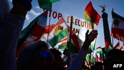 Para aktivis dan warga Iran di Berlin melakukan unjuk rasa menuntut diakhirinya hukuman mati di Iran (foto: dok). 