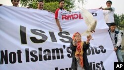 Muslimanka pušta goluba mira u Džakarti, prestonici Indonezije, najmnogoljudnije muslimanske zemlje na svetu. 