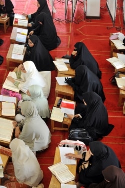 Kegiatan khutbah di masjid pada hari ke-5 bulan suci Ramadhan di Tangerang pada 26 Agustus 2009. (Foto: AFP/Adek Berry)