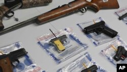 Koleksi senjata ilegal dipajang saat acara pembelian kembali senjata, Sabtu 22 Mei 2021 di wilayah Brooklyn, New York. (Foto: AP)