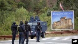 Состојбите во Косово и натаму се сметаат за најтензични на Балканот. Косовска полиција позиционирана во близина на манастирот во Бањска, септември 25, 2023