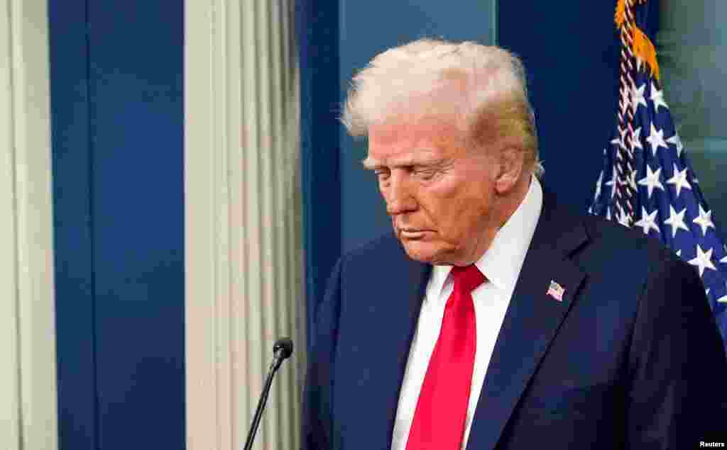 Donald Tramp, predsjednik SAD, počeo je svoju konferenciju za novinare minutom šutnje za stradale u sudaru aviona i helikoptera, 30. januara 2025.